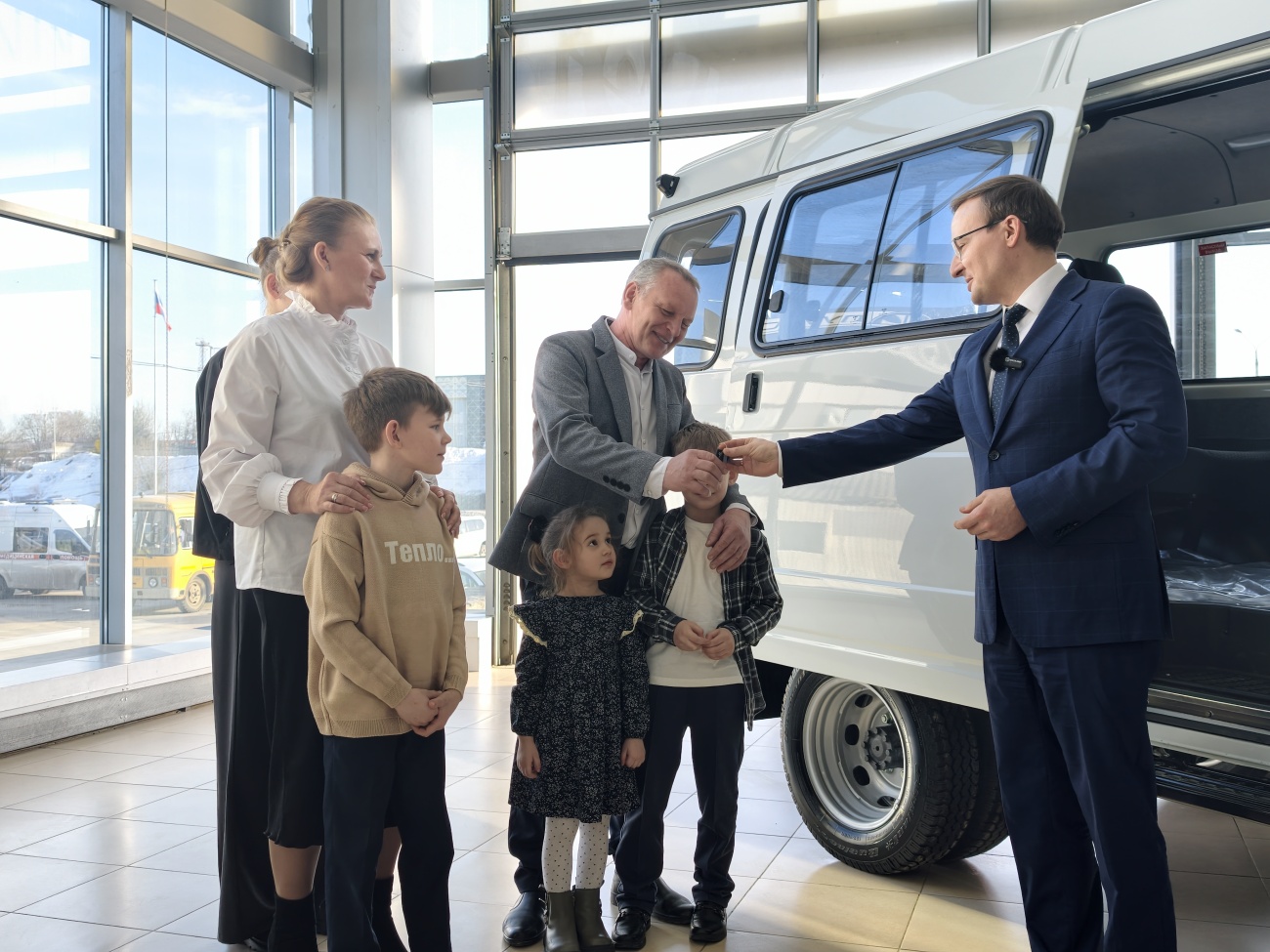 Передача автомобиля многодетной семье_7.jpg Передача автомобиля многодетной семье_7.jpg